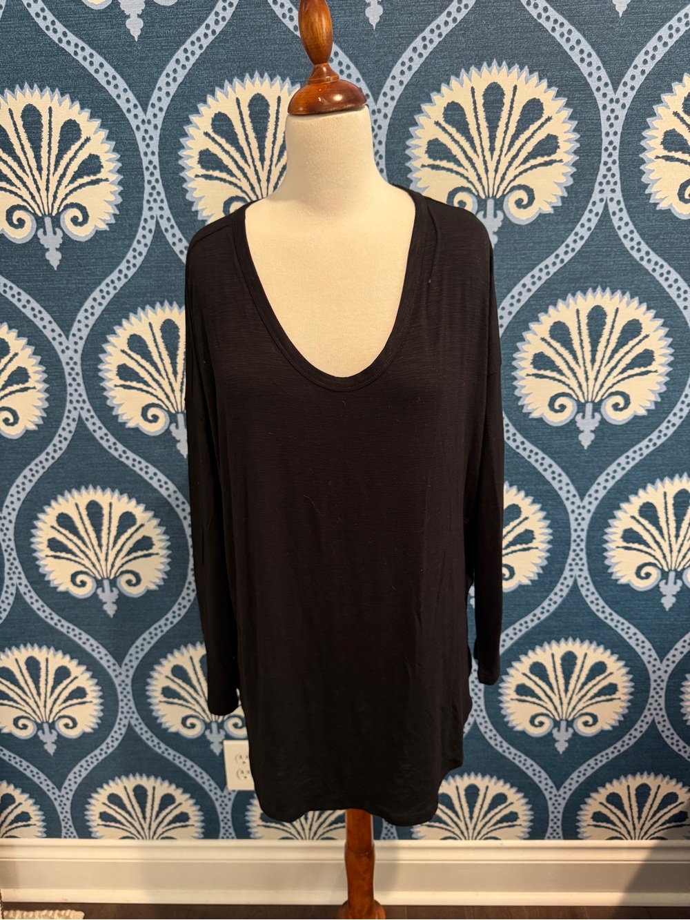 Old Navy Black Long Sleeve Scoop Neck Tee